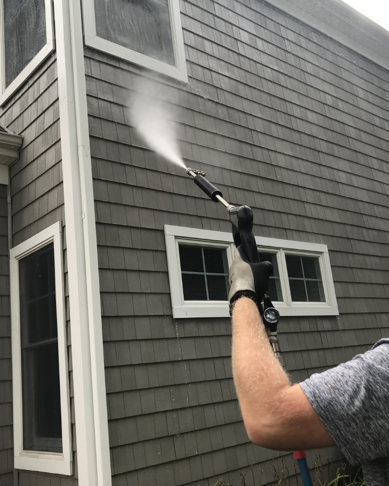 Nettoie les dépôts de fumée du barbecue